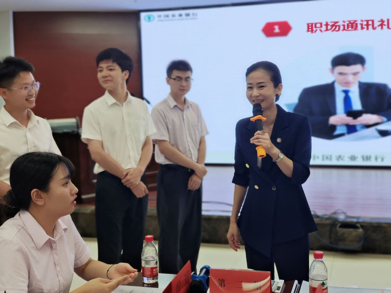 蔡玉. 中國農(nóng)業(yè)銀行《銀行職業(yè)素養(yǎng)與商務(wù)禮儀》培訓
